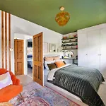 Finest Retreats - The Secret Garden, Nr Wimbledon