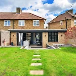 Finest Retreats - The Secret Garden, Nr Wimbledon